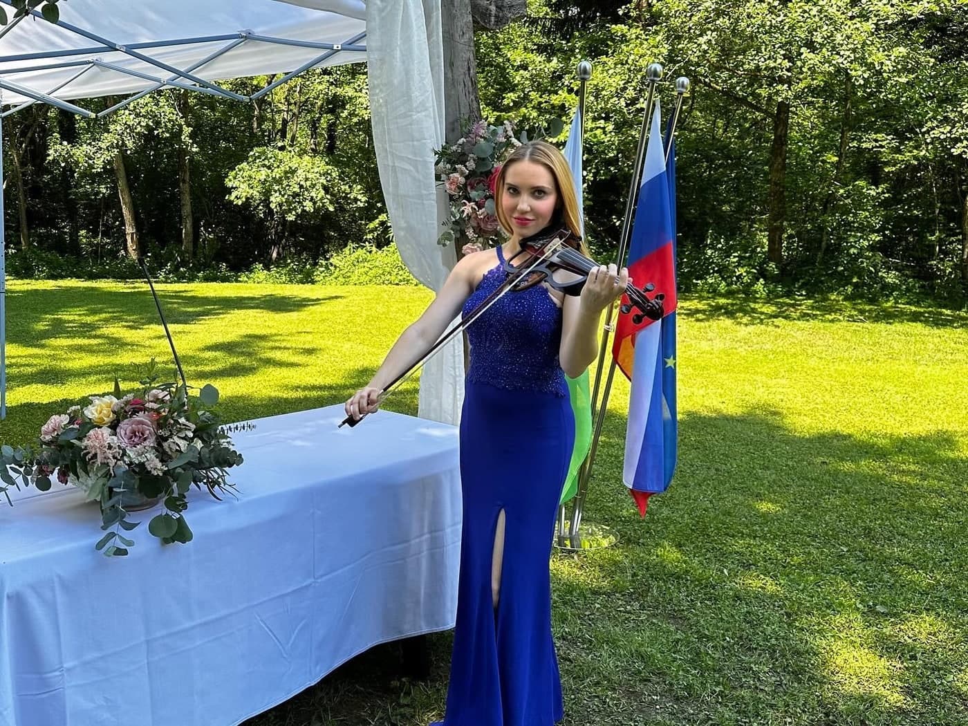 Glasba za civilni obred na prostem — violina in elegantna poročna glasba v vrtnem prostoru