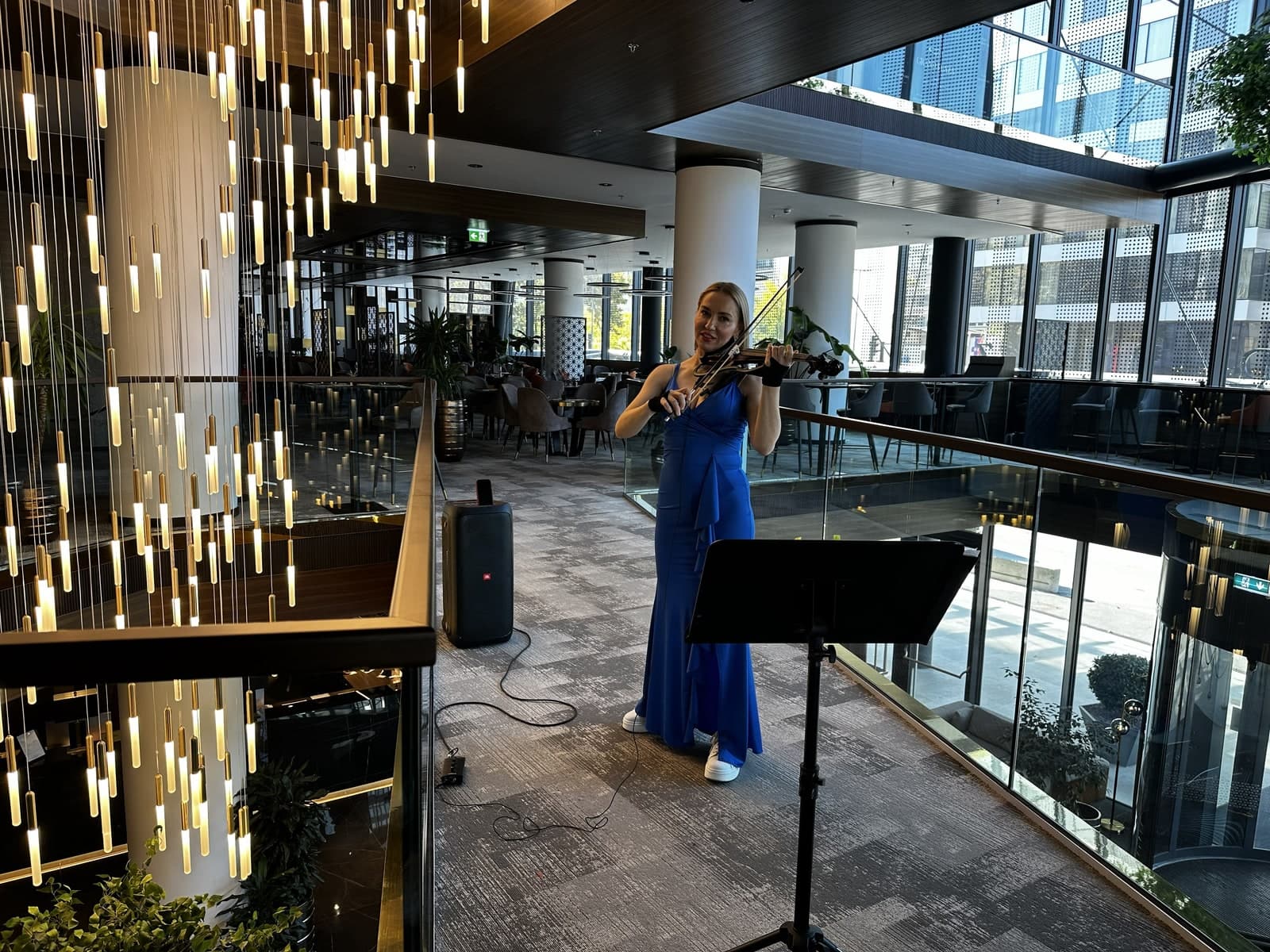 Glasba za sprejem v luksuznem hotelu — violinistka med sprejemom svatov v elegantnem prostoru