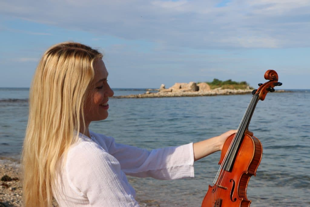 Prvi ples — poročni nastop z violino; glasbenik za poroko in poročna glasba za slavje