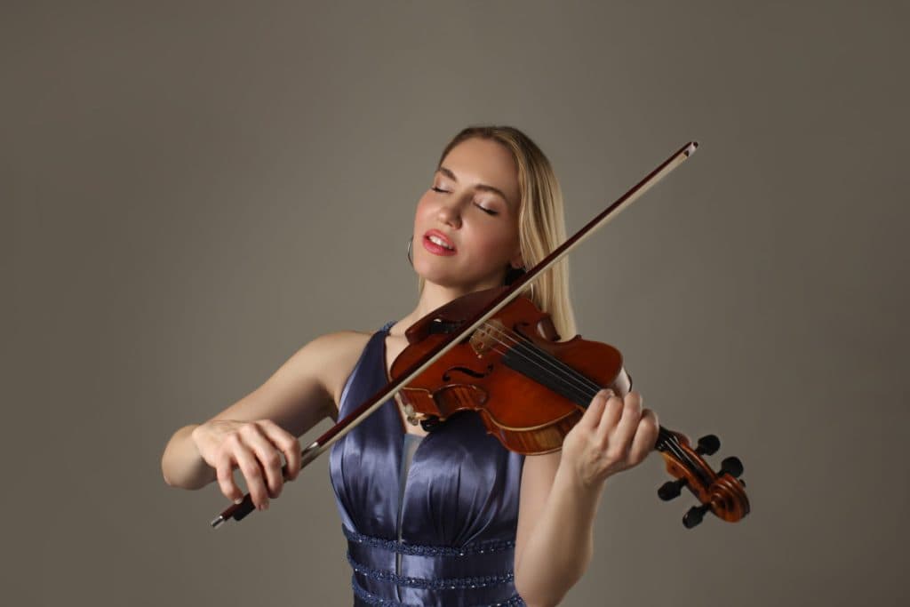 Poročni nastop violinistke — poročna glasba in glasba za poroko ob obredu